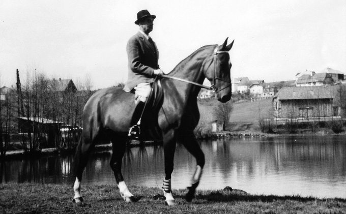 Wilhelm Poeschl auf seinem Lieblingspferd Mariza